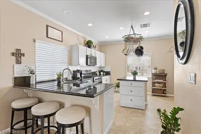 10528 India Hawthorn Avenue Kitchen