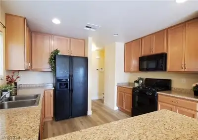 8775 Autumn Teal Avenue Kitchen