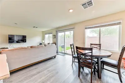10395 Luna Mezzo Street Dining Area