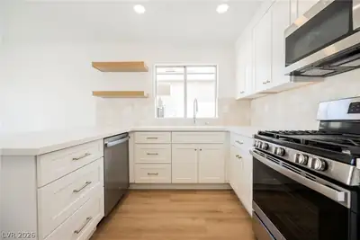 5065 Celebrity Circle Kitchen