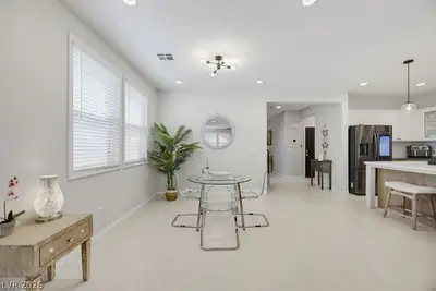 10016 Silver Cliff Street Dining Area