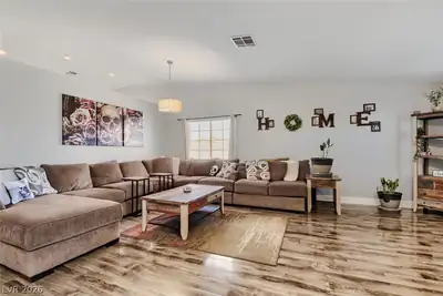 5218 Willowdale Court Living Room