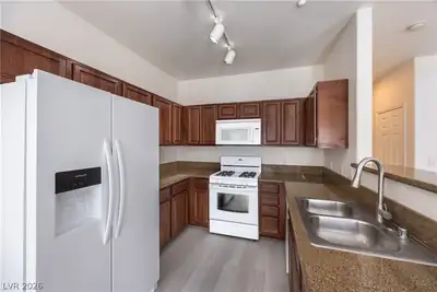 10443 Alpine Edge Avenue Kitchen
