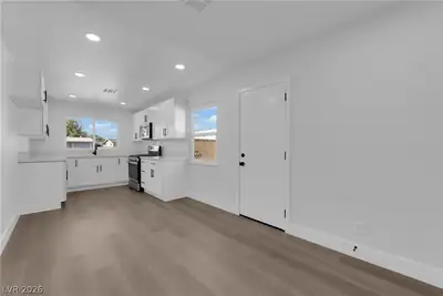 4112 Las Lomas Avenue Kitchen