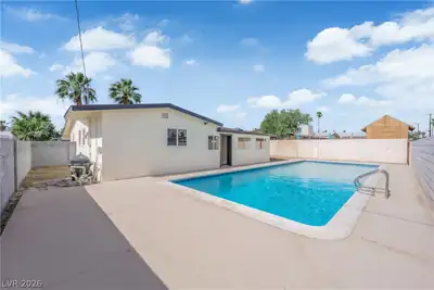 4112 Las Lomas Avenue Pool