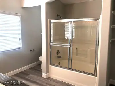 9769 Wailings Avenue Primary Bathroom