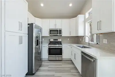 7816 Sparrowgate Avenue Kitchen