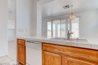 9548 Spring Blush Avenue Kitchen