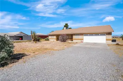 2620 Sagebrush Avenue Front of Structure