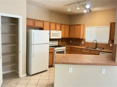 9303 GILCREASE Avenue 1132 Kitchen
