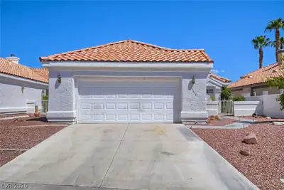 7848 Ben Hogan Drive, Las Vegas, NV 89149 Garage