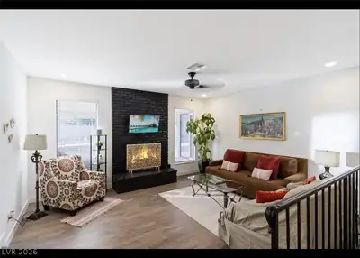 712 Glen Abbey Circle Living Room