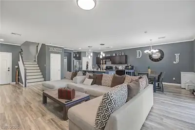 2737 Council Crest Court Living Room