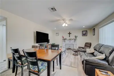 5093 Sun Valley Drive Living Room