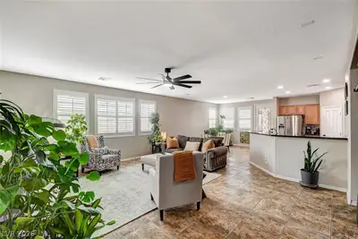 10335 Rugged Mountain Avenue Living Room