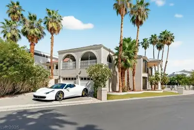 2834 Queens Courtyard Divide Las Vegas, NV 89109