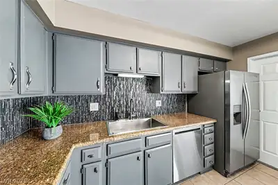 572 Willow Green Drive Kitchen