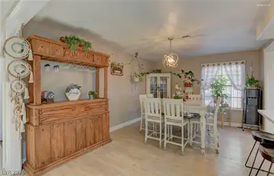 1908 Niblick Circle Dining Area