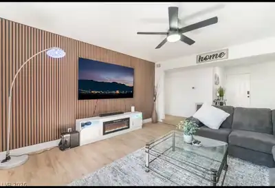 3101 Kings Way Living Room
