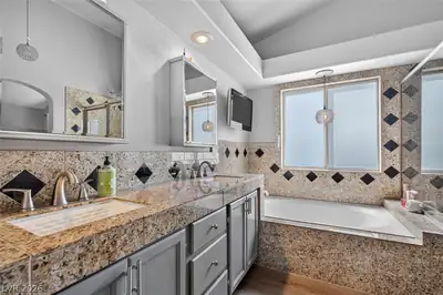 6673 Coral Falls Circle, Las Vegas, NV 89108 Primary Bathroom