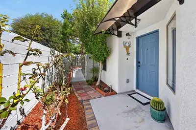 9686 Giddings Avenue Entry