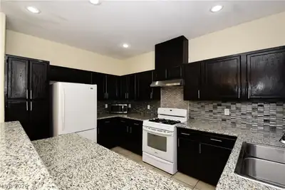 6665 Coral Springs Circle Kitchen
