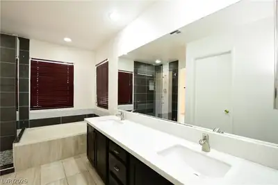 6665 Coral Springs Circle Primary Bathroom