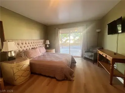 4084 DEERFIELD Avenue Bedroom