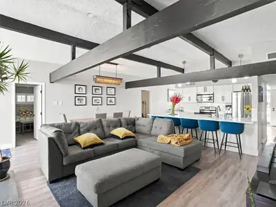 5128 Champions Avenue Living Room
