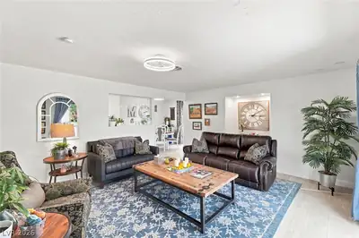 609 SIERRA Lane Living Room