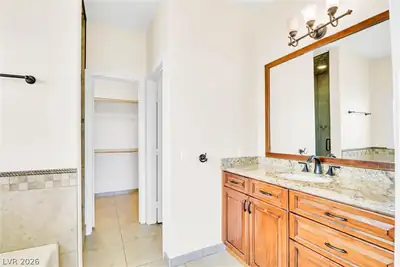 10529 India Hawthorn Avenue Primary Bathroom