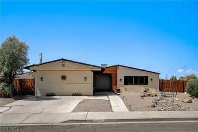 1102 Arapaho Way Front of Structure