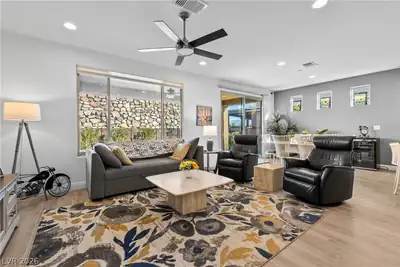 988 Majestic View Living Room