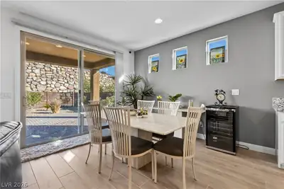 988 Majestic View Dining Area