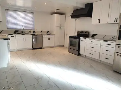 2005 East Oakey Boulevard Kitchen