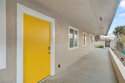 615 South 10th Street B Entry