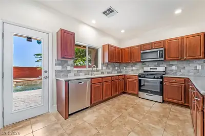 9372 Glendora Valley Street Kitchen