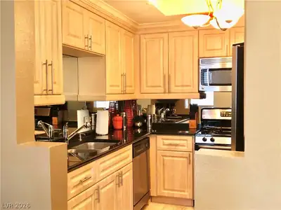 270 FLAMINGO Road 120 Kitchen