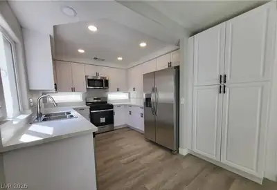 10208 Grecian Laurel Court Kitchen