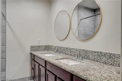 5724 Idle Avenue Primary Bathroom