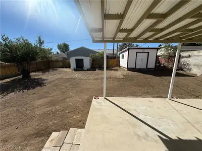 850 Avenue I Yard