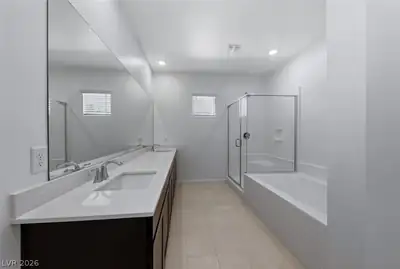 1752 Strada Nathan Primary Bathroom