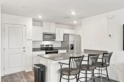 6141 Musas Garden Street Kitchen