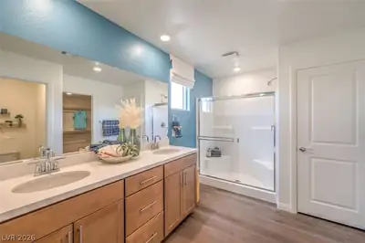 570 IVORY PEACOCK Avenue Primary Bathroom