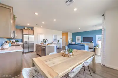 570 IVORY PEACOCK Avenue Dining Area