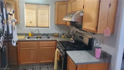 5319 Railroad Spikes Street Kitchen