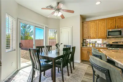 5520 Oatfield Street Dining Area