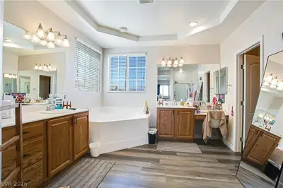5520 Oatfield Street Primary Bathroom