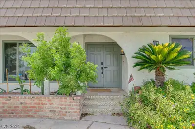3507 La Paloma Avenue Entry