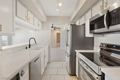 669 OAKMONT Avenue 3708 Kitchen